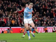 Gary Neville marah karena VAR yang ‘mematikan’ menganulir gol Man City di akhir pertandingan yang kacau melawan Liverpool setelah insiden aneh Dommink Szoboszlai dan Erling Haaland