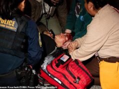 Kekacauan saat pengunjuk rasa yang berlumuran darah diberantas dengan mobil selama protes anti-ICE di jalan Los Angeles