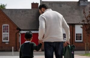 Lupakan ibu-ibu yang suka mengeklik sekolah…Saya adalah seorang ayah di grup pengasuhan WhatsApp yang beracun dan merasa seperti disandera – mereka bahkan menyebut putra saya yang berusia 8 tahun misoginis