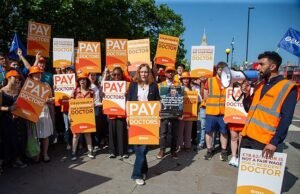 Hampir 15.000 pekerja sektor publik menikmati cuti yang dibayar tahun lalu untuk bekerja sambilan sebagai anggota serikat pekerja dan membantu merencanakan pemogokan dengan biaya pembayar pajak – termasuk 3.000 pekerja dari NHS yang terkena dampak pemogokan.