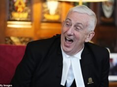Ketua DPR Sir Lindsay Hoyle dituduh berusaha menghindari pengawasan atas biaya perjalanannya setelah diam-diam mengubah aturan seputar publikasi