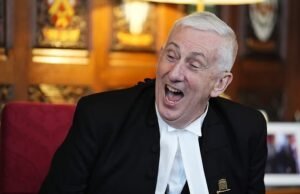 Ketua DPR Sir Lindsay Hoyle dituduh berusaha menghindari pengawasan atas biaya perjalanannya setelah diam-diam mengubah aturan seputar publikasi