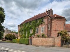 Pasangan influencer terpaksa meminta maaf kepada desa mereka setelah dituduh menyebabkan gangguan besar pada tetangga dengan renovasi ‘menyeramkan’ di rumah mereka yang bernilai ₤ 6 juta.