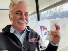 Anggota parlemen Oregon yang melakukan intimidasi berperan sebagai korban setelah dia ketahuan menyebut rekan-rekan perempuannya ‘perawan tua dan penari telanjang’