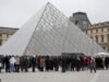Sembilan orang ditangkap di Paris setelah polisi Prancis menghancurkan raket tiket palsu Louvre senilai ₤ 8, 7 juta