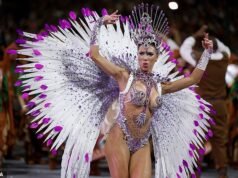 Pesta pora Rio dimulai! Para pengunjung pesta yang mengenakan pakaian minim dan tertutup gemerlap berparade melalui jalan-jalan kota-kota di Brasil untuk festival tahunan