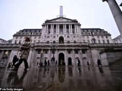 Bank of England mengatakan staf laki-laki yang ‘genderfluid’ dapat mengenakan eyeshadow dan sepatu hak tinggi ke kantor dengan aturan berpakaian yang baru