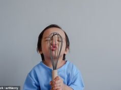 Lupakan boneka dan truk! Ilmuwan mengklaim anak-anak harus bermain dengan WHISKS dan penghancur kentang untuk meningkatkan perkembangan