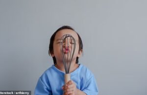 Lupakan boneka dan truk! Ilmuwan mengklaim anak-anak harus bermain dengan WHISKS dan penghancur kentang untuk meningkatkan perkembangan