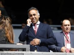 Jutawan mantan pemilik klub Liga Premier ditikam saat menghadapi penyusup bertopeng yang mencoba merampok rumahnya senilai ₤ 10 juta