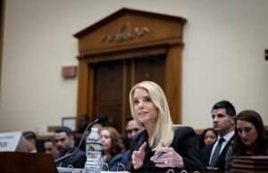 Daftar file Epstein yang mencakup ratusan selebritas dan politisi terkenal dirilis dalam surat dari Pam Bondi saat dia mengklaim TIDAK ADA YANG terhindar