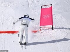 Momen menakjubkan pemain ski melintasi garis ke belakang setelah lawannya terbang keluar batas sebelum memenangkan medali perak