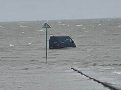 Putar balik jika memungkinkan! Van pengiriman Amazon TERJEBAK di dataran lumpur setelah mengikuti general practitioner