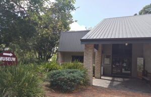 Artefak Mesir yang tak ternilai harganya dicuri dalam perampokan gallery … sebelum polisi melacak pencuri bodoh setelah kesalahan saat melarikan diri