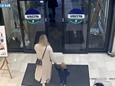 Momen mengejutkan balita diculik oleh seorang pria saat berada di supermarket di Rumania