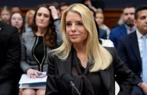 Kemarahan atas daftar Epstein ketika Pam Bondi dikecam karena memasukkan selebritas yang meninggal ketika pedofil masih kecil … sementara Partai Republik dan Demokrat yang marah menuntut pelepasan berkas secara ‘penuh’.