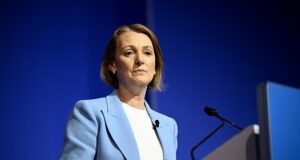 Pekerjaan Telstra mengalami pertumpahan darah ketika ratusan orang terancam dipecat sementara pekerjaan dikirim ke India dan AI mengambil alih