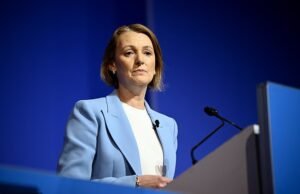 Pekerjaan Telstra mengalami pertumpahan darah ketika ratusan orang terancam dipecat sementara pekerjaan dikirim ke India dan AI mengambil alih