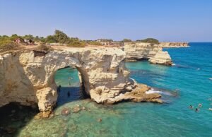 ‘Lengkungan cinta’ yang terkenal di Italia runtuh pada Hari Valentine saat badai melanda negara itu