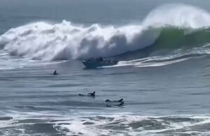 Peselancar remaja digembar-gemborkan sebagai pahlawan setelah menyelamatkan keluarga yang perahunya terbalik di ombak California setinggi 12 kaki