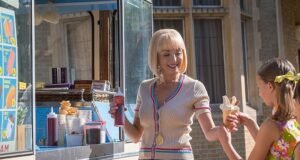 CHRISTOPHER STEVENS mengulas television tadi malam: Bidan berjalan terhuyung-huyung seperti bus penuh nostalgia di rute East End