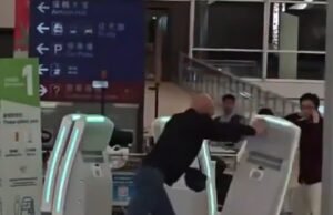 Saat Brit, 35, mengamuk di bandara Hong Kong menggunakan tiang logam untuk menghancurkan meja check-in sebelum dia ditangkap karena memiliki Viagra