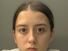 Saat seorang wanita, 19 tahun, menabrak seorang pria di dalam Fiat 500 miliknya karena ‘terganggu’ saat mengobrol dengan temannya