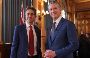 Donald Trump mengecam Keir Starmer dan Ed Miliband karena menandatangani perjanjian energi hijau yang ‘tidak pantas’ dengan Gubernur California yang ‘pecundang’ Gavin Newsom