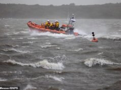 Permohonan sumbangan RNLI memicu kemarahan karena penduduk mengklaim penggalangan dana £200 akan digunakan untuk menyelamatkan migran perahu kecil