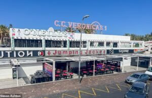 Brit, 18, berjuang untuk hidup di Tenerife setelah ditikam saat mengejar pencuri yang mencuri telepon temannya