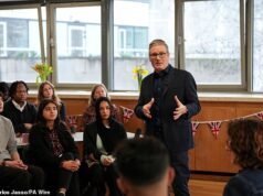 Para pembantunya melarikan diri dari tenggelamnya jabatan perdana menteri Starmer: PM mengatakan dia ‘benar-benar berjuang’ dan dengan aneh mencap dirinya sebagai ‘pedagang yang berakal sehat’ – sementara penasihat Blairite ‘menghina pekerjaan kepala staf’