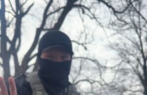 Penghapusan lucu agen ICE yang ‘Lancang’ terhadap pengunjuk rasa perempuan yang terbangun dan mengerang padanya saat penangkapan tersangka pemerkosa anak