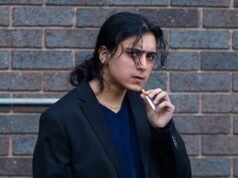 Pria transgender yang terlahir sebagai perempuan biologis ‘wanita yang mengalami pelecehan seksual dengan penis palsu’, demikian isi pengadilan