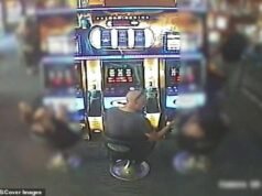 Momen tiga remaja membujuk pria berusia 49 tahun ke pantai sebelum memukulinya hingga tewas dengan batu sambil berteriak ‘paedo’