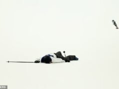 Momen mengerikan pemain ski jatuh tertelungkup dan tidak bergerak setelah mendarat dengan keras di Olimpiade Musim Dingin