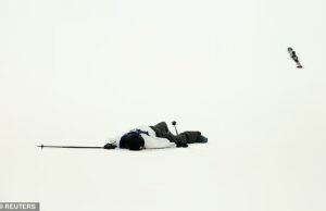 Momen mengerikan pemain ski jatuh tertelungkup dan tidak bergerak setelah mendarat dengan keras di Olimpiade Musim Dingin