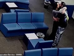 Saat petugas masa percobaan mencium kekasihnya yang terpidana pembunuh saat mengunjunginya di penjara