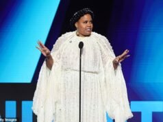 Bintang White Lotus mengabaikan bisikan dan mengeluarkan teguran kotor terhadap ICE di acara penghargaan