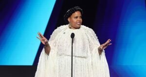 Bintang White Lotus mengabaikan bisikan dan mengeluarkan teguran kotor terhadap ICE di acara penghargaan