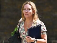 ‘Dia seorang diplomat, bukan selebritis D-list’: Calon kepala layanan sipil Antonia Romeo dicap sebagai promotor diri yang ‘tidak tahu malu’ – karena bayaran pendahulunya yang dipecat ternyata LEBIH dari £260k