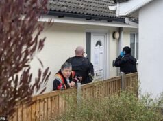 Saat para pekerja pemindahan mengambil harta milik seorang pensiunan setelah dia kalah dalam perselisihan selama lima tahun dengan tetangganya atas sebidang tanah berukuran 12 inci