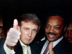 Trump mengubah penghormatan Jesse Jackson menjadi serangan eksplosif terhadap Obama karena ia menyangkal tuduhan rasis
