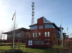 Polisi dilarang masuk polisi setelah sengaja menabrak pengendara sepeda yang dilihatnya membuang sampah sembarangan