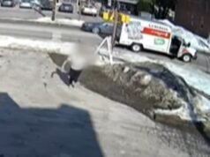 Wanita yang diculik terlihat melarikan diri ke tempat aman setelah berhasil melarikan diri dari penculiknya