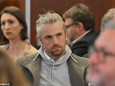 Kekayaan bersih miliarder asal Australia, Mike Cannon-Brookes, musnah karena keruntuhan kekayaan yang mengejutkan saat ia menghadapi perceraian yang rumit dengan istrinya, Annie.