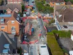 Lubang pembuangan di Surrey masih belum diperbaiki setelah lebih dari setahun sementara banyak keluarga dievakuasi, toko-toko tutup dan desa hancur