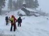 Video clip menakutkan dari perusahaan tur hanya beberapa hari sebelum longsoran salju yang dahsyat menyebabkan sembilan pemain ski hilang di California saat mereka berlomba mencari korban yang selamat dan kemarahan meletus