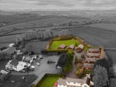 Seluruh jalan dengan delapan rumah dijual di kota tepi laut Cornish yang indah