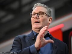 Keir Starmer menyalahkan dewan kota karena ingin menunda pemilu saat ia membela perubahan arah dalam mengadakan pemungutan suara pada bulan Mei