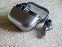 Peringatan mendesak bagi pemakai headphone ketika para ilmuwan menemukan bahan kimia TOXIC yang menyebabkan kanker di 81 perangkat populer dari Bose, Panasonic, Samsung dan Sennheiser